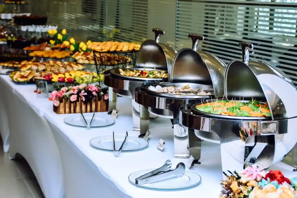 The Buffet Experience: Weighing the Pros and Cons in Restaurants and Cafés